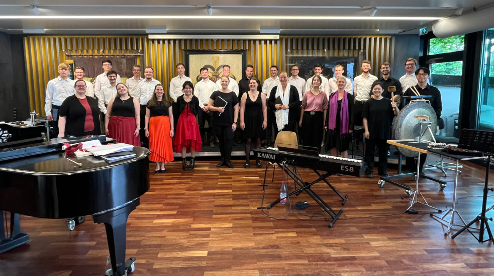 Nach dem Carmina-Burana-Auftritt_ber_der_Uttenruthia, Fotograph unbekannt Nach dem Carmina-Burana-Auftritt_ber_der_Uttenruthia, Fotograph unbekannt