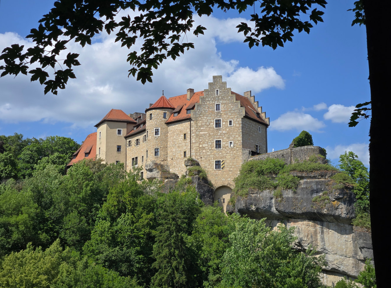Blick vom Panoramaweg im Ailsbachtal auf Burg Rabenstein, Bild von Horst G.
