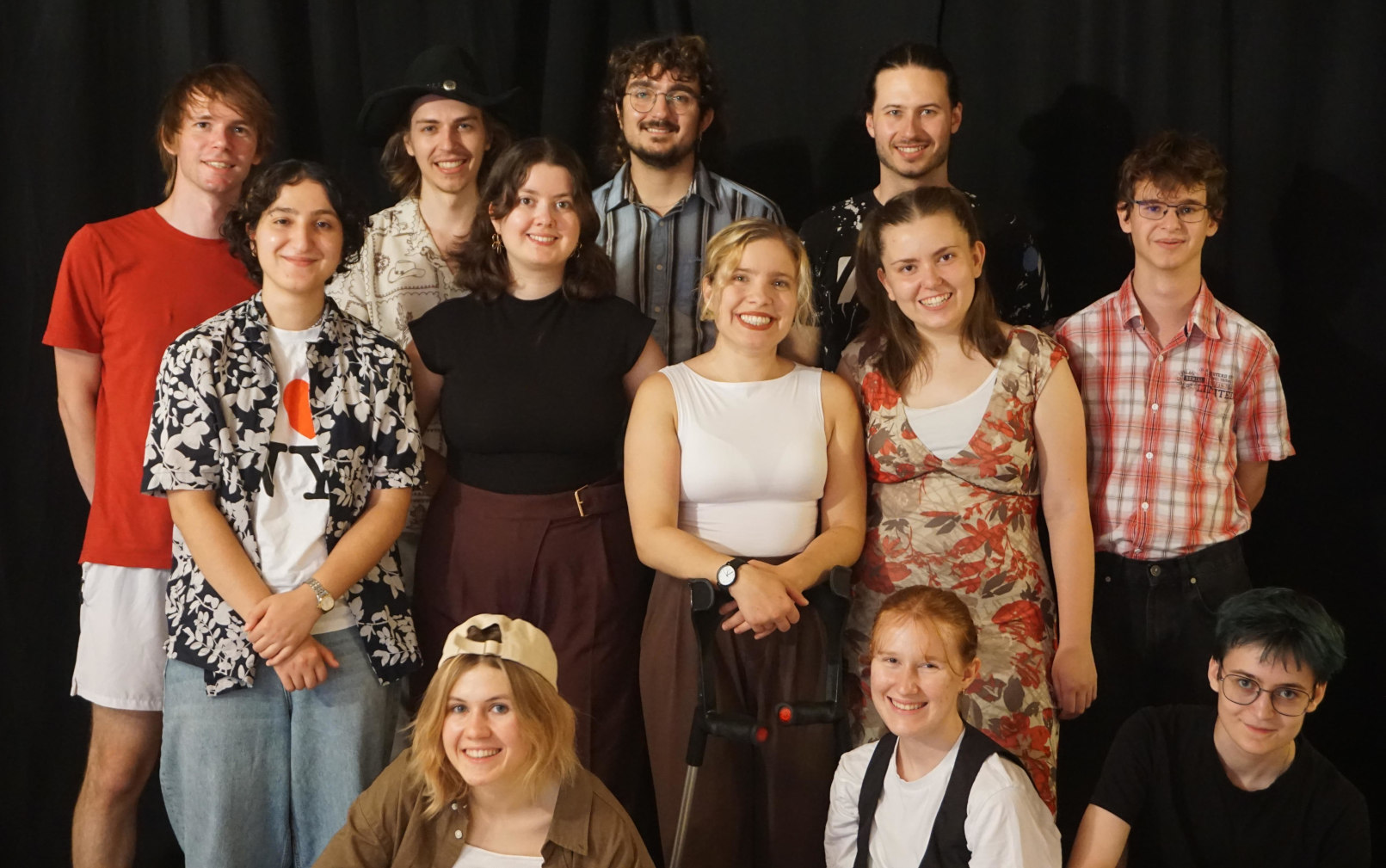 Das Ensemble des Theaterstücks „Pontypool“ nach dem Sommersemester 2026. Fotograf unbekannt.
