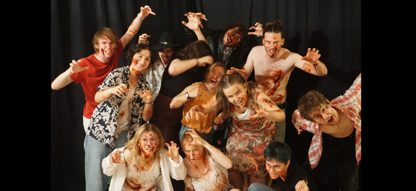 Das Ensemble des Theaterstücks „Pontypool“ nach dem Sommersemester 2026. Fotograf unbekannt.