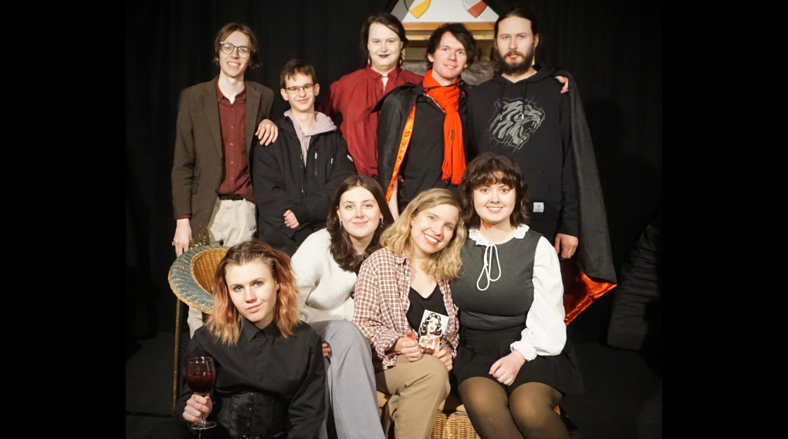 Die Theatergruppe gegen Ende des Wintersemesters 2025/26. Fotograf unbekannt.