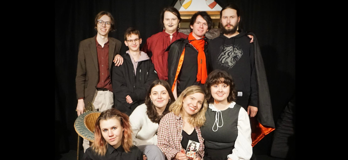 Die Theatergruppe gegen Ende des Wintersemesters 2025/26. Fotograf unbekannt.